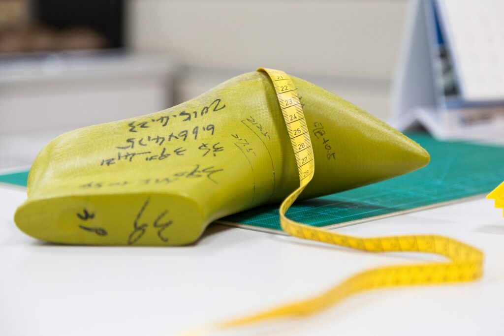 Schuhproduktionsmodell-mit-Messband